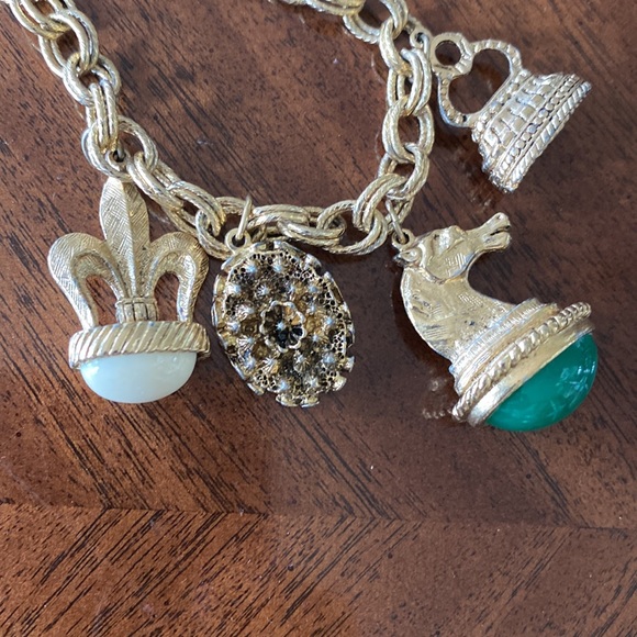 Vintage charm bracelet, gold tone. Approximately 8 inches in length. - Picture 4 of 8